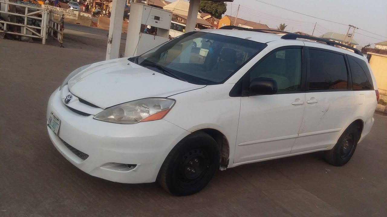 A picture of TOYOTA SIENNA 2008 model
