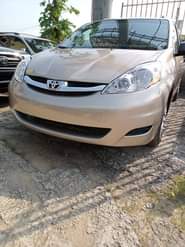 A picture of Toyota sienna 2008 for sale full option price 4 5m
