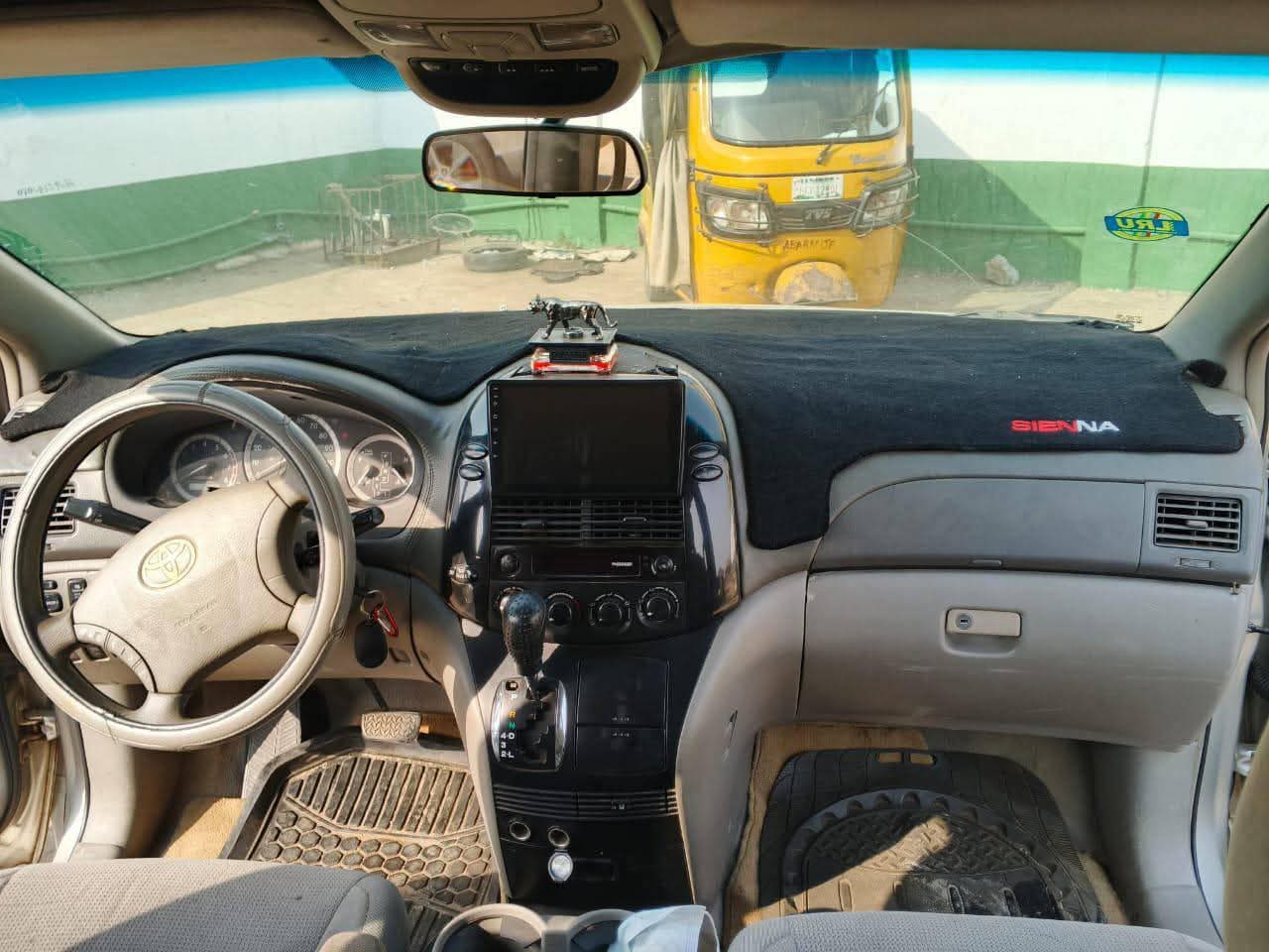 A picture of 2005 Awoof Awoof Awoof Toyota sienna