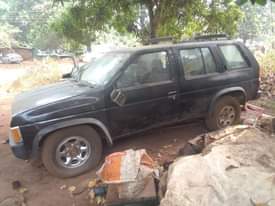 A picture of Nissan Pathfinder old model car