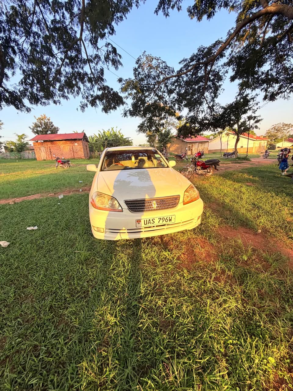 A picture of 2004 Toyota mark 2 grand