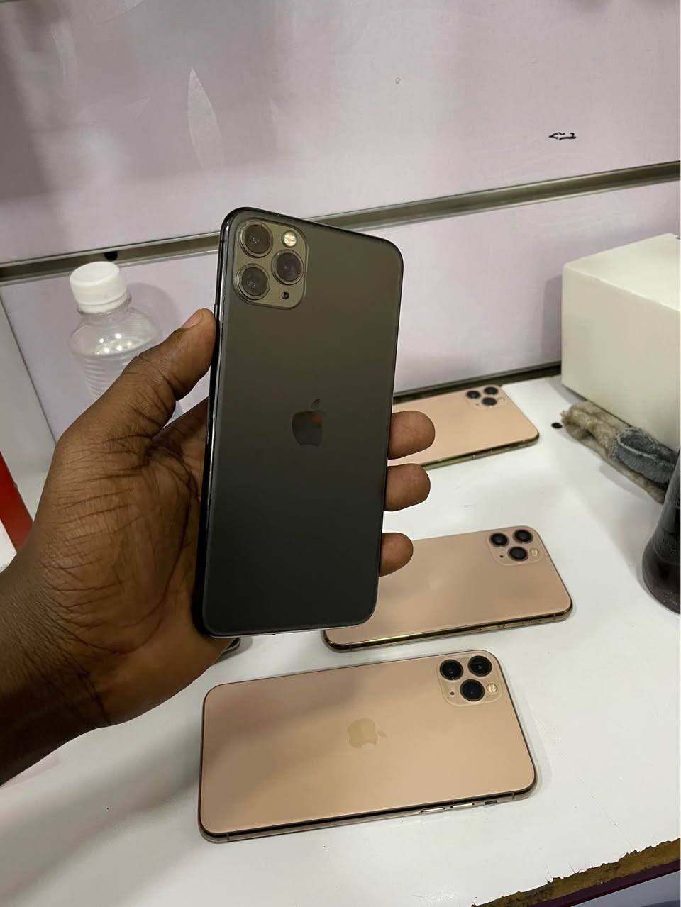 A picture of iPhone 11 Pro Max no face 65gb