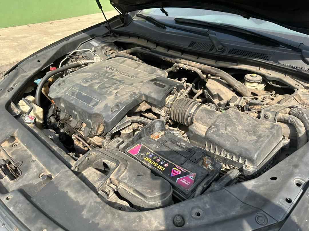 A picture of Honda Crosstour 2011 Engine gear AC all working great 5.5m