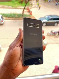 A picture of Samsung S10 plus