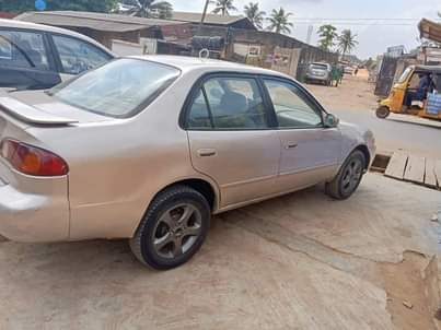 A picture of 2000 Toyota Corolla LE