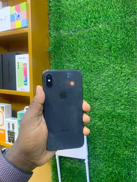 A picture of IPhone X 64gb