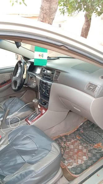 A picture of 2004 Toyota corolla l e