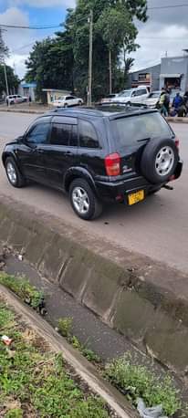 A picture of Toyota rav 4 iko poaw iko arusha Bei 9ml karibu