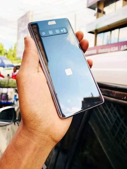 A picture of Samsung S10 plain duos