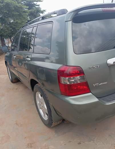 A picture of Toyota highlander 06 everything working perfect....