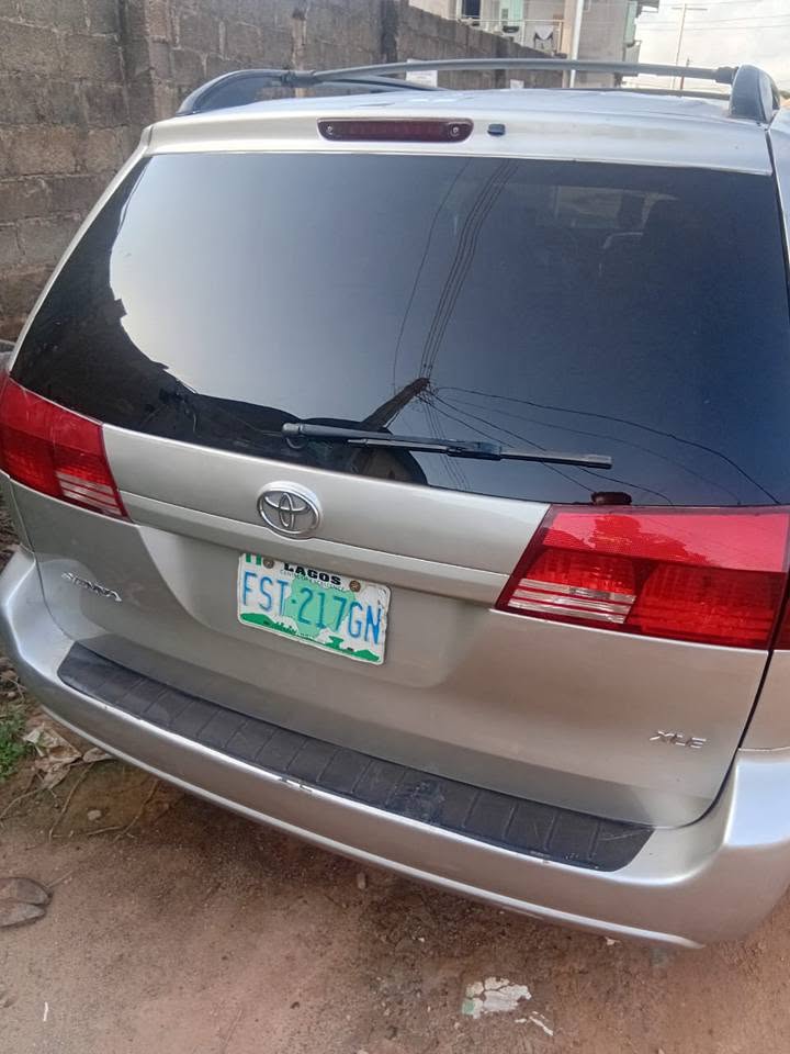 A picture of Clean 06 Toyota sienna