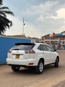 A picture of Toyota harrier 2007 model 2 4cc engine Buy and drive