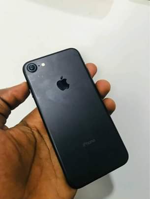 A picture of IPhone 7 GB 32