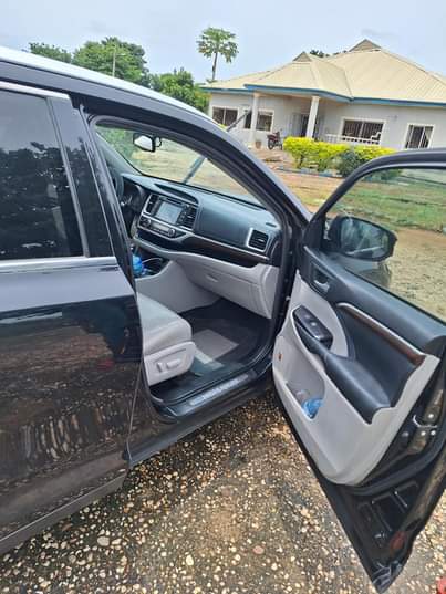 A picture of 2016 toyota highlander Limited