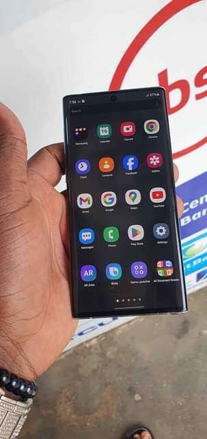 A picture of Samsung galaxy not 10 with 256GB 8gb ram on sell