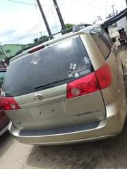A picture of Distress sales of 2006 Toyota sienna Price 6 8m Location