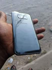 A picture of Samsung s10e bd mpya Kam inavyoonekana Gb 128 location magomen