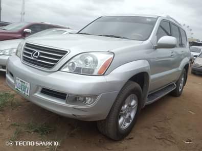 A picture of Highest grade Lexus GX 470 V8 engine everything is intact