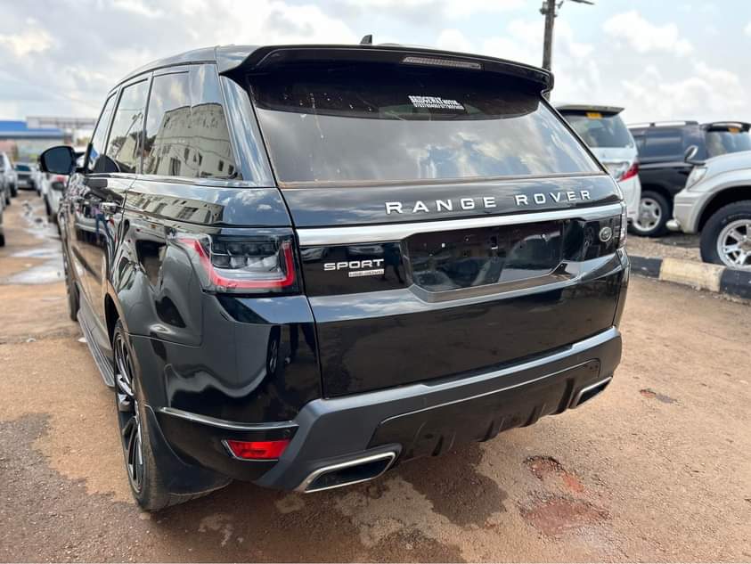 A picture of Range Rover Sport 2015 facelift Diesel 150M 0705176582.