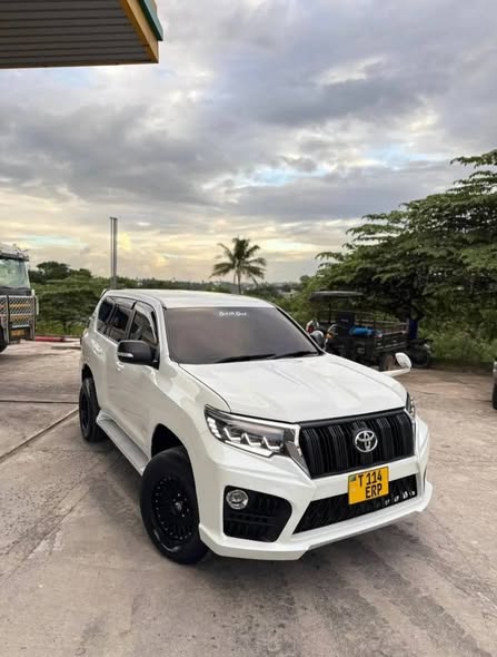A picture of Landcruiser prado j150 88mil Gari nzurii sanaa 2tr petrol engine
