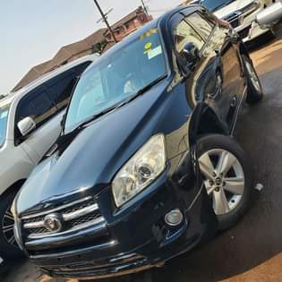 A picture of RAV4 2010 42M