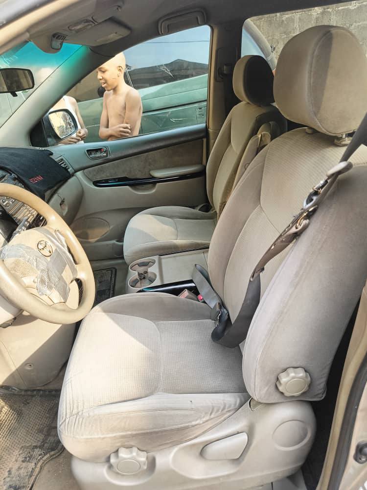A picture of Toyota Sienna 2004 Model
