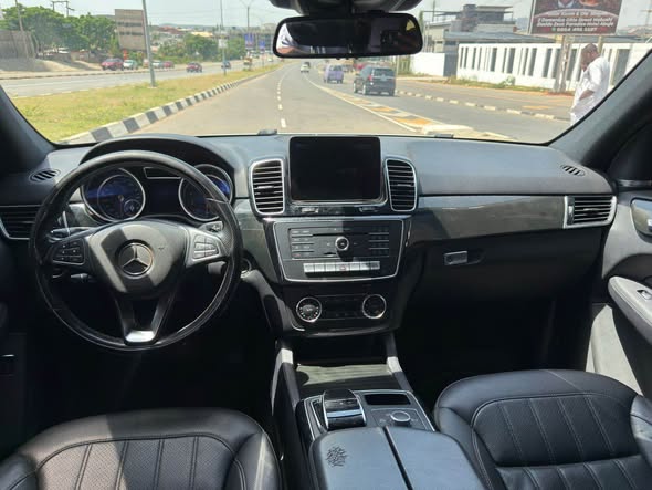 A picture of DISTRESS DISTRESS DISTRESS FOREIGN USED 2017 MERCEDES BENZ GLE350 GOING