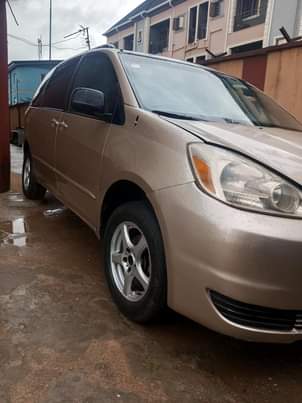 A picture of Nigerian Used TOYOTA SIENNA 2005 Model OVEN BAKED ON FIRST
