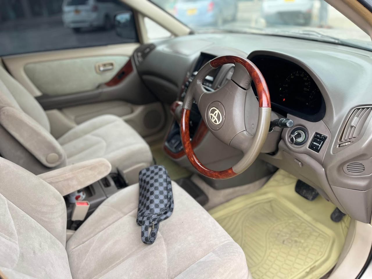 A picture of Toyota harrier on sale price 14 5M0753322015