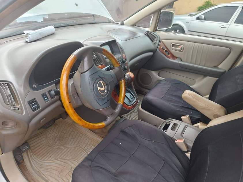 A picture of Lexus Rx 300 2000 model first body pan engine gear