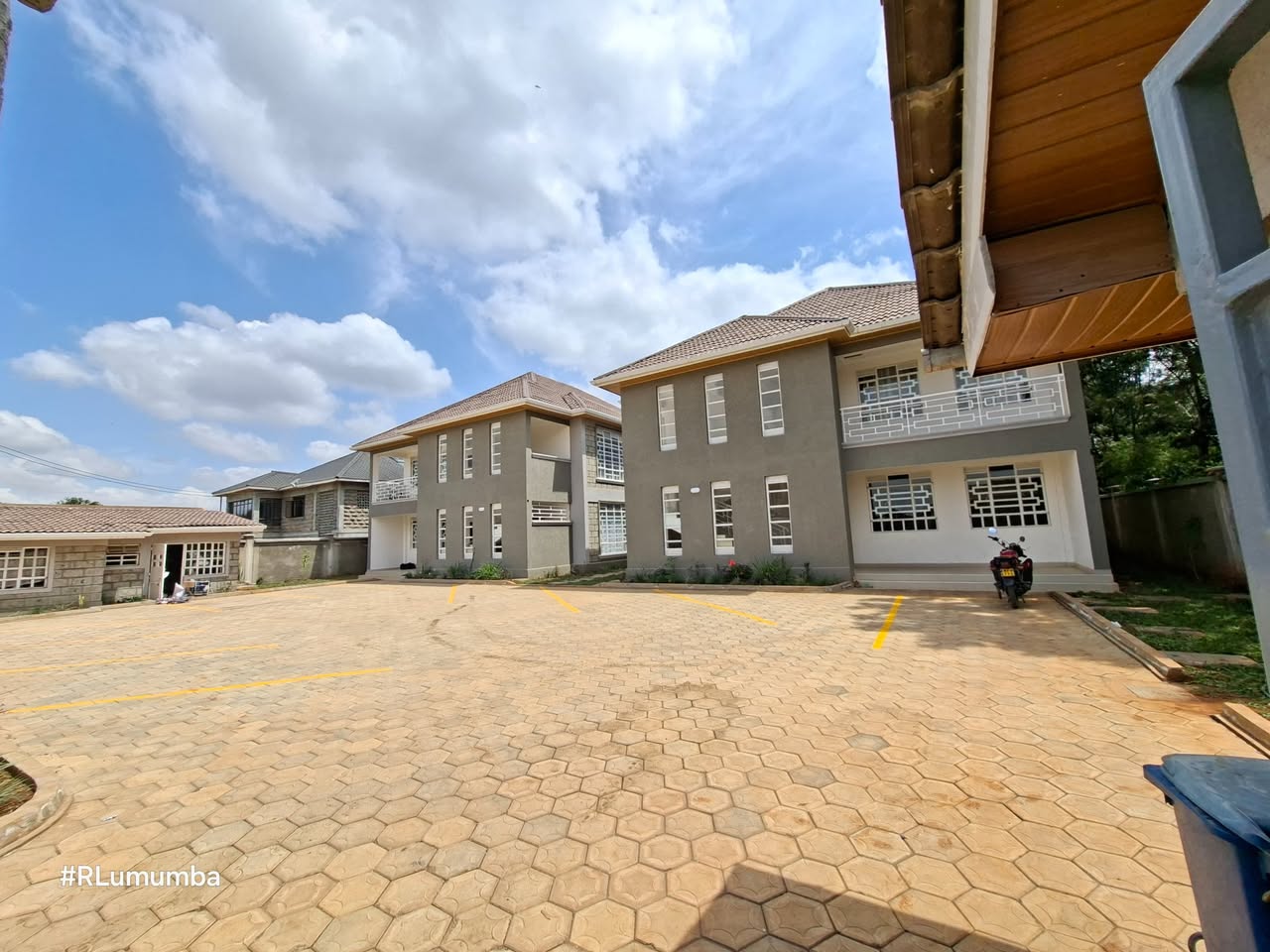 A picture of 3 beds 3 bath House