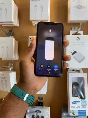 A picture of i phone x 64 gb