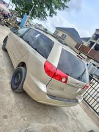 A picture of URGENT SALE Clean Reg 06 Toyota Sienna Formica fabrics seat