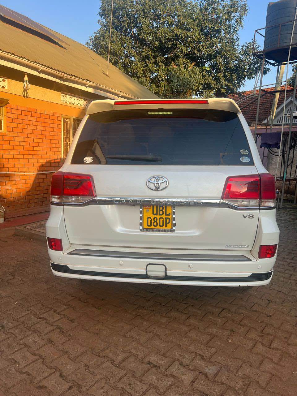 A picture of LAND CRUISER ZX V8 with 2016 facelift AT 130m