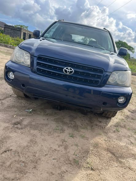 A picture of Toyota Highlander 2003 model