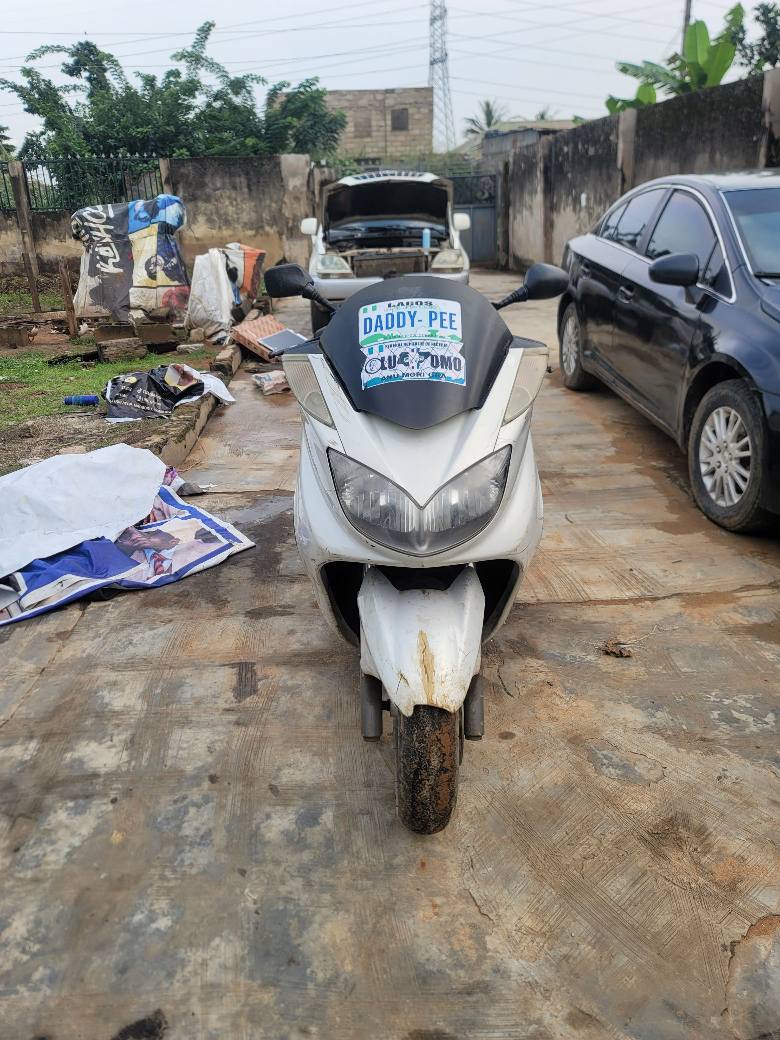 A picture of Yamaha 400cc scooter bike 07039015650