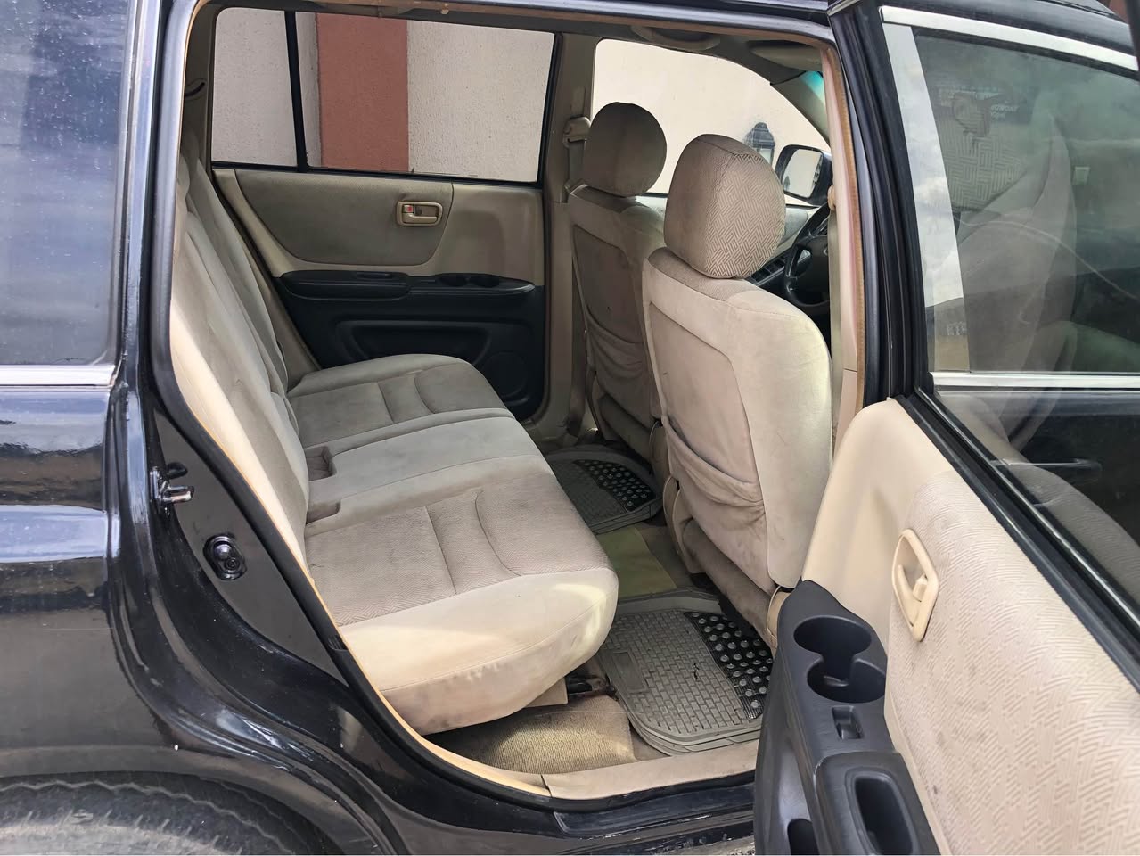 A picture of Toyota Highlander 4 plugs 2004 for sale price 5 5m