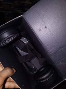 A picture of VAr full box na pad yake ya kucheza game ina