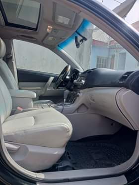A picture of Dealers cars Toyota Highlander 2011 model Needful to fix are