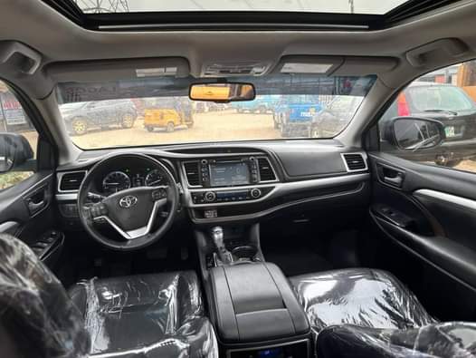 A picture of Toyota Highlander XLE 2015 Thumb start Black on Black Clean