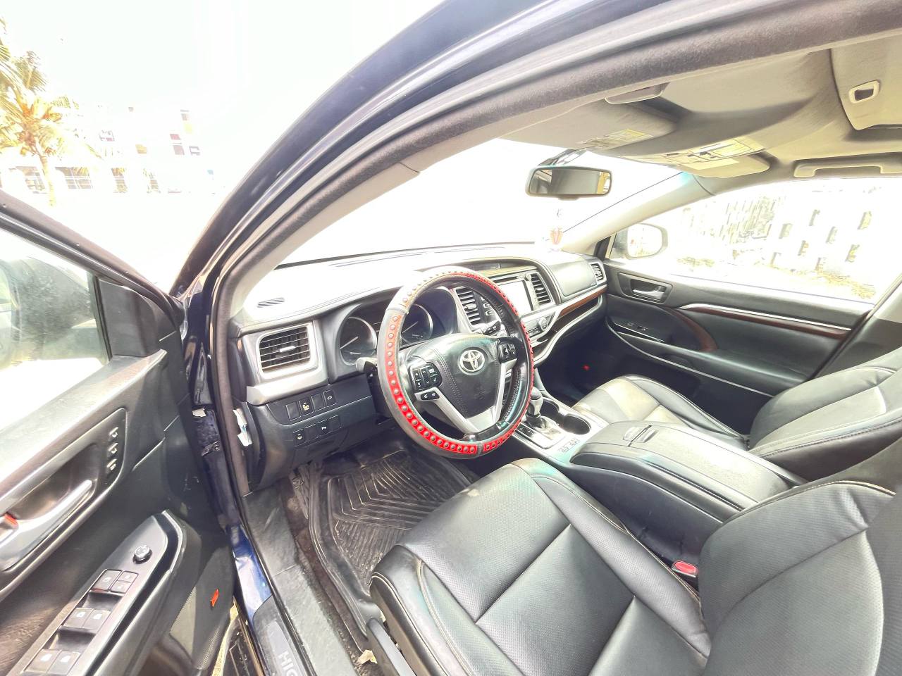 A picture of Very Sharp Toyota Highlander 2016 with untouched engine gear ac