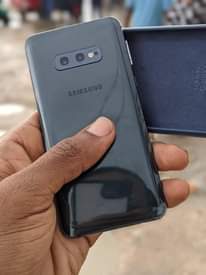 A picture of Samsung s10e