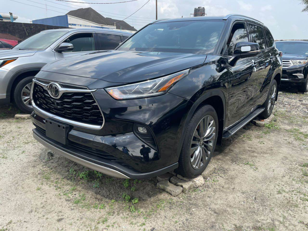 A picture of Foreign used 2022 Toyota Highlander