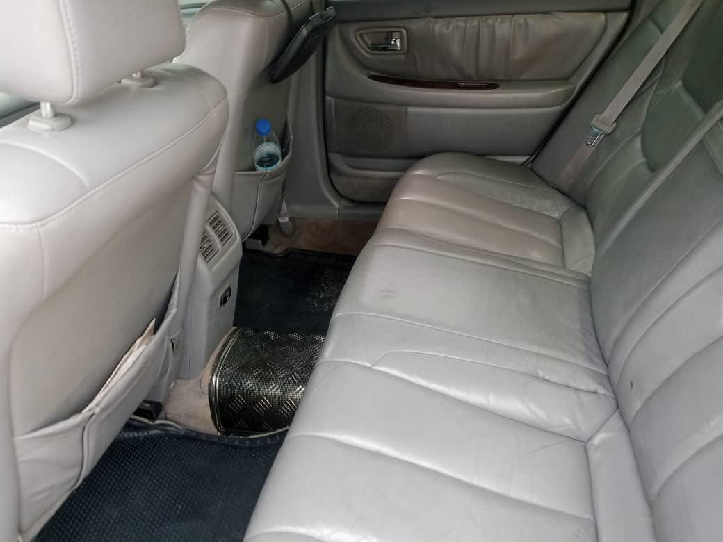 A picture of Toyota Avalon 2004