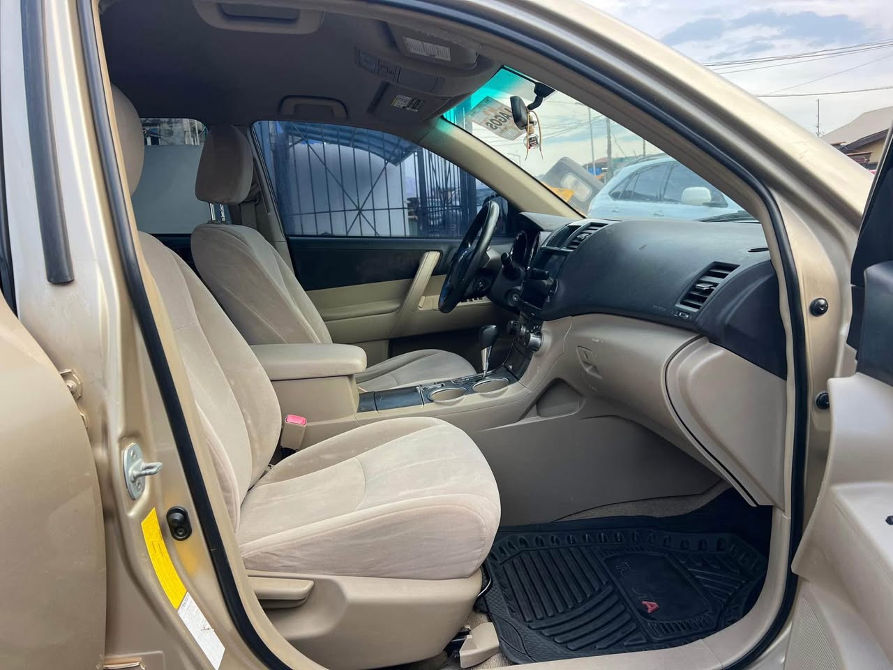 A picture of Clean Toyota Highlander 2008 Firstbody Accident free 3seat rows Android