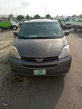 A picture of 2005 model neatly used Toyota Sienna