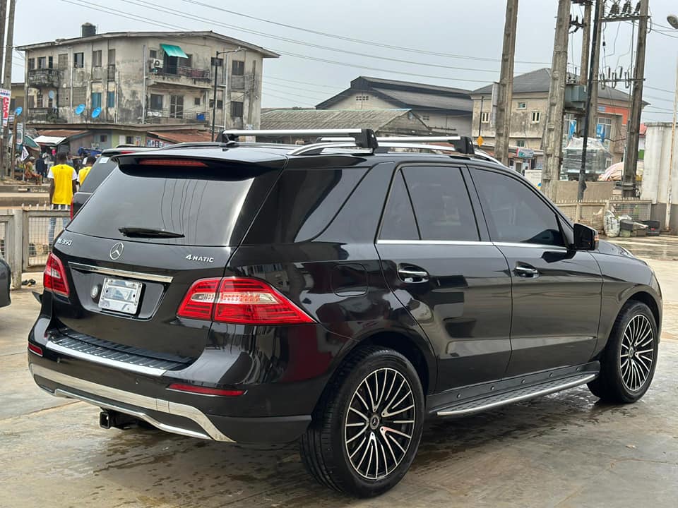 A picture of Less than 6months registered 2014 Ml350 Automatic folding mirror Functional