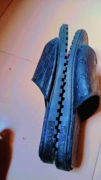 A picture of men palm slipon