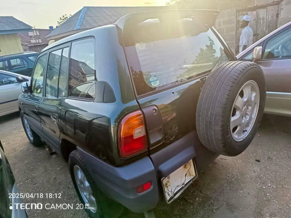 A picture of Toyota rav4 1999