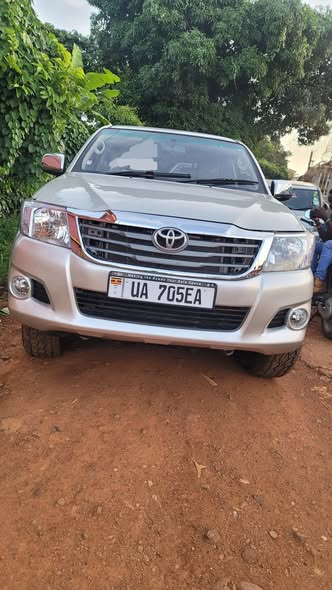 A picture of Hilux Vigo Double Cabin 2015 model 2KD engine at 75m
